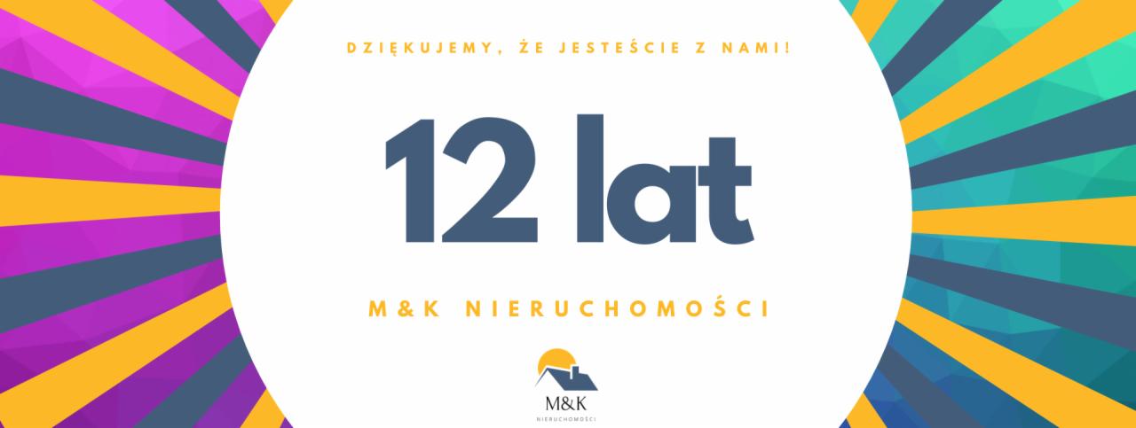 Grafika z okazji 12-lecia firmy M&K Nieruchomości, z logo firmy i napisem 'Dziękujemy, że jesteście z nami!' na tle kolorowych promieni.