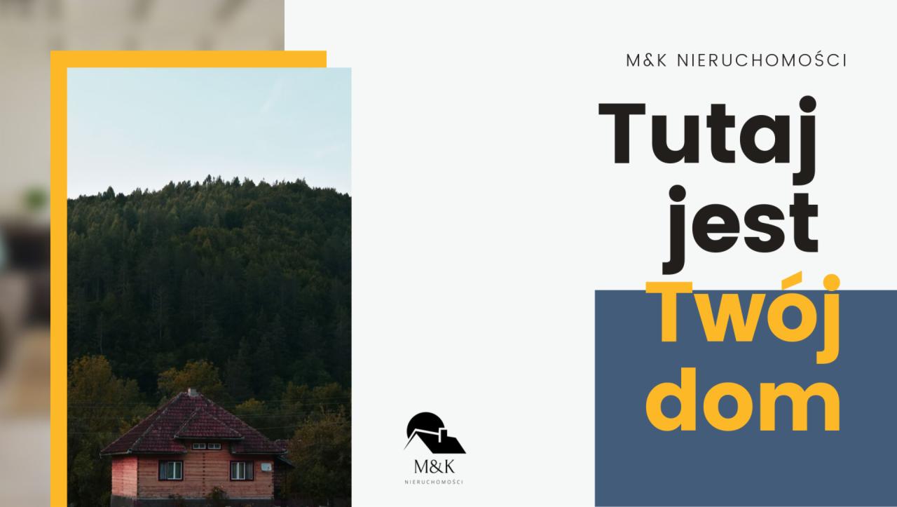 Grafika reklamowa agencji nieruchomości M&K z widokiem domu z czerwonym dachem na tle zalesionego wzgórza i hasłem 'Tutaj jest Twój dom'.