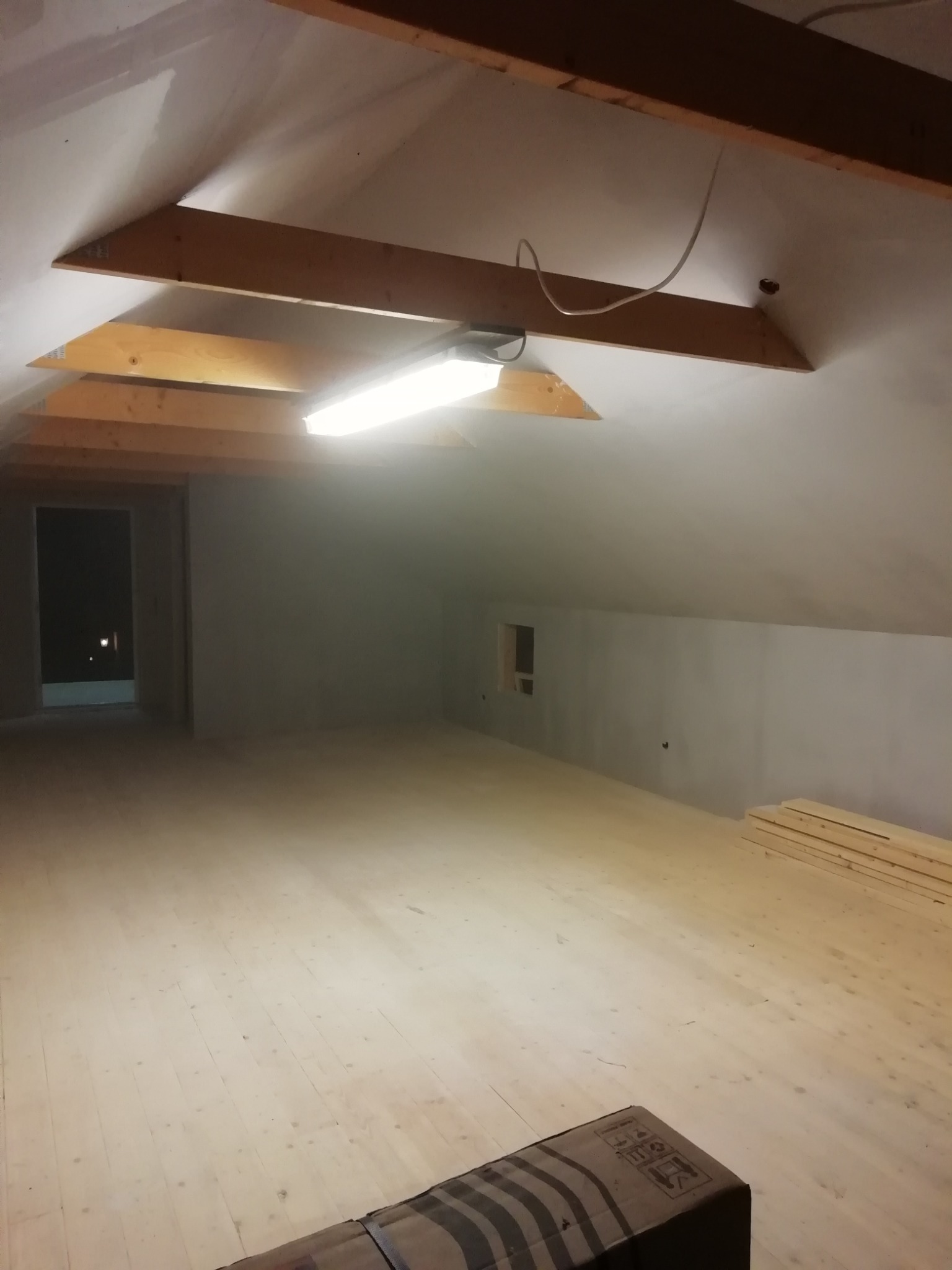 Adaptacja poddasza na mieszkalne, docieplenie wełną mineralną 25 cm.