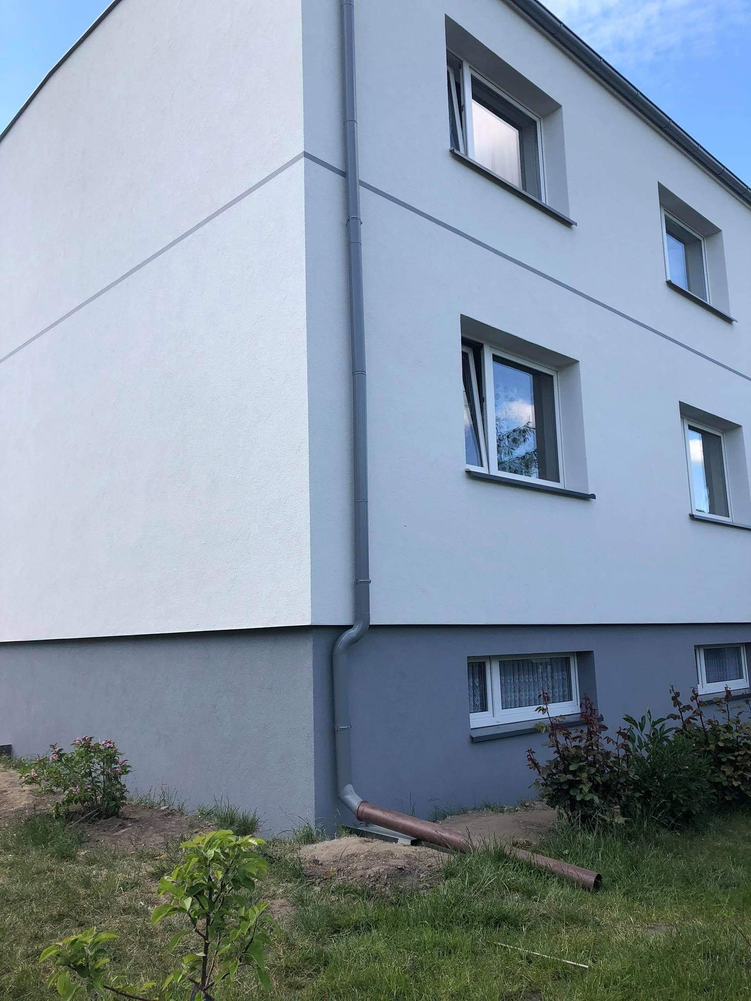 Wykonanie docieplania budynku styropianem i nałożenie tynku silikatowego firmy Kabe