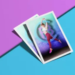 Dwa zdjęcia na turkusowo-fioletowym tle przedstawiające kobietę w sportowym stroju w dynamicznej pozie na tle grafiki z abstrakcyjnym logo.