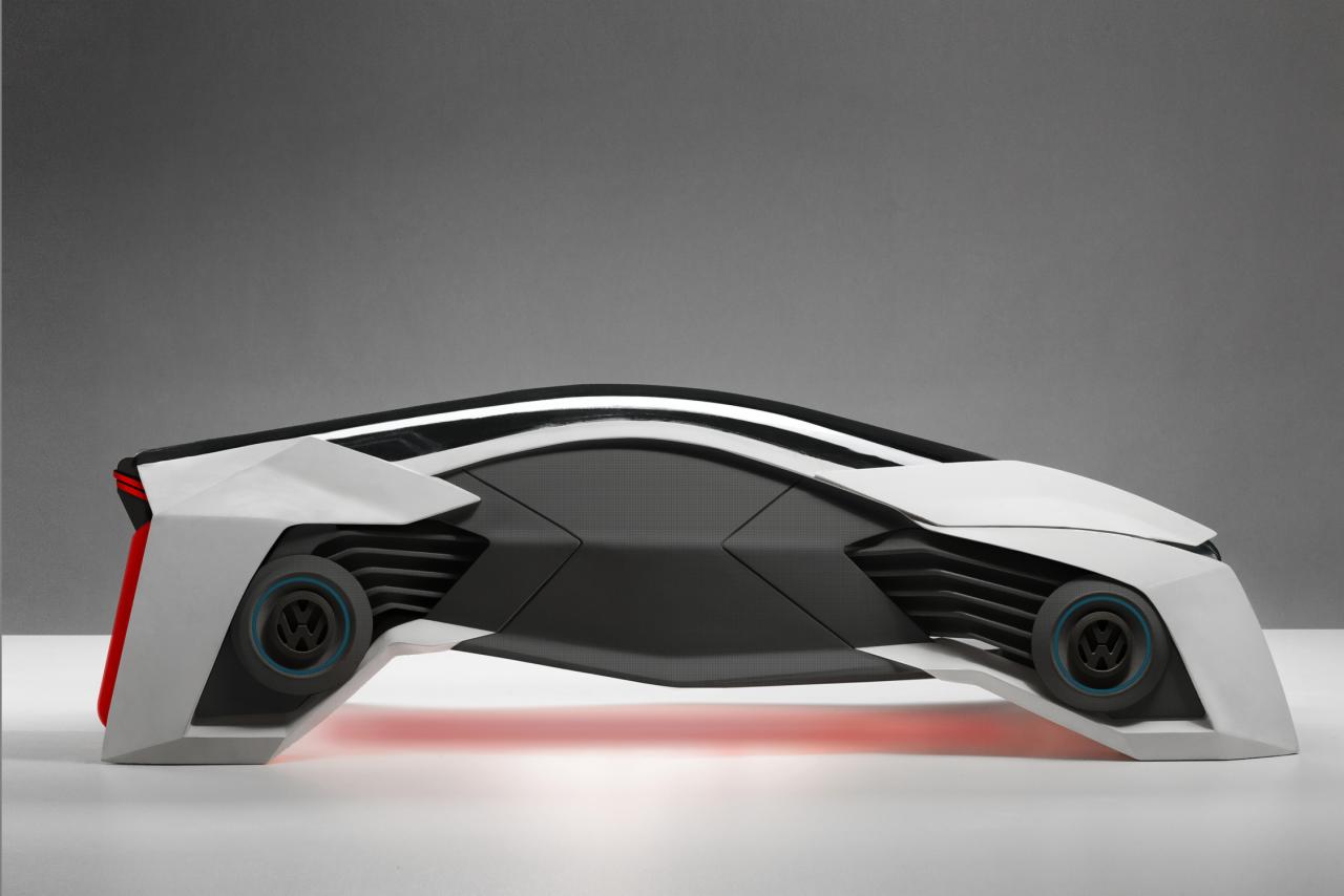 Futurystyczny model samochodu w kolorach białym i czarnym, z podświetleniem na spodzie i logo na kołach, prezentowany na białym tle.