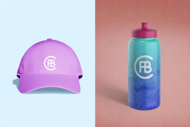 Liliowa czapka z daszkiem i gradientowa butelka na wodę z logo FB na jasnym tle.
