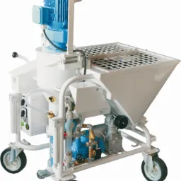 Biała maszyna do tynków maszynowych z niebieskim silnikiem elektrycznym, umieszczona na kółkach, z widocznymi elementami hydraulicznymi i zbiornikiem na zaprawę z kratą.