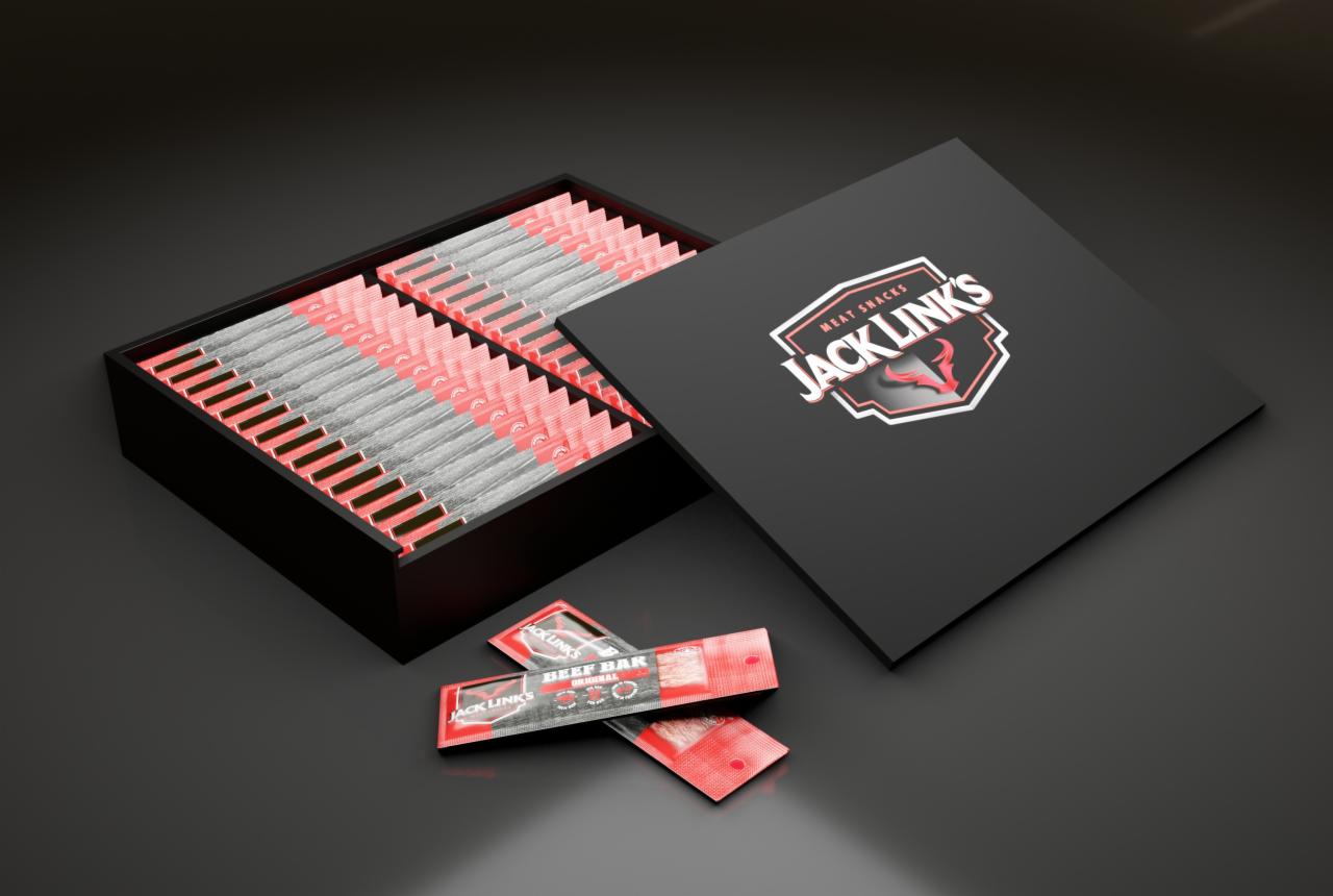 Eleganckie opakowanie prezentowe z logo Jack Link's, wypełnione batonami wołowymi, z kilkoma batonami leżącymi obok na czarnym tle.
