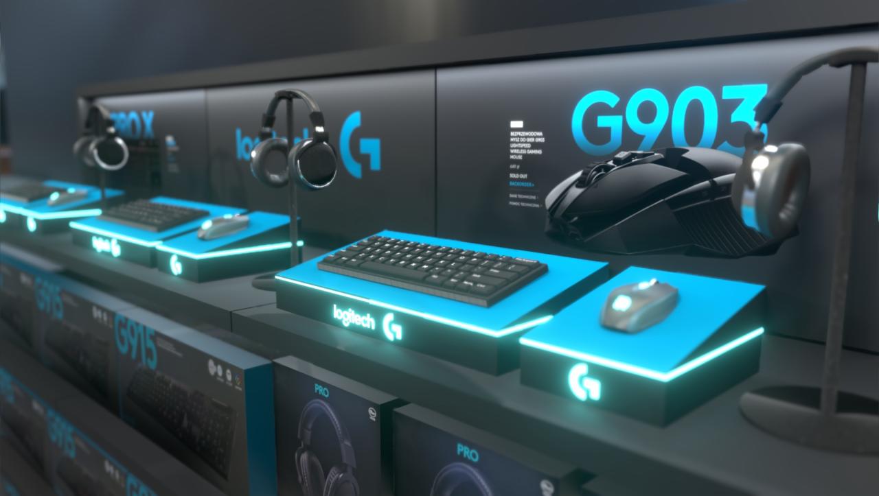 Ekspozycja produktów Logitech G: klawiatury, myszy i słuchawki na podświetlonych, błękitnych platformach w sklepie, z widocznymi opakowaniami poniżej.