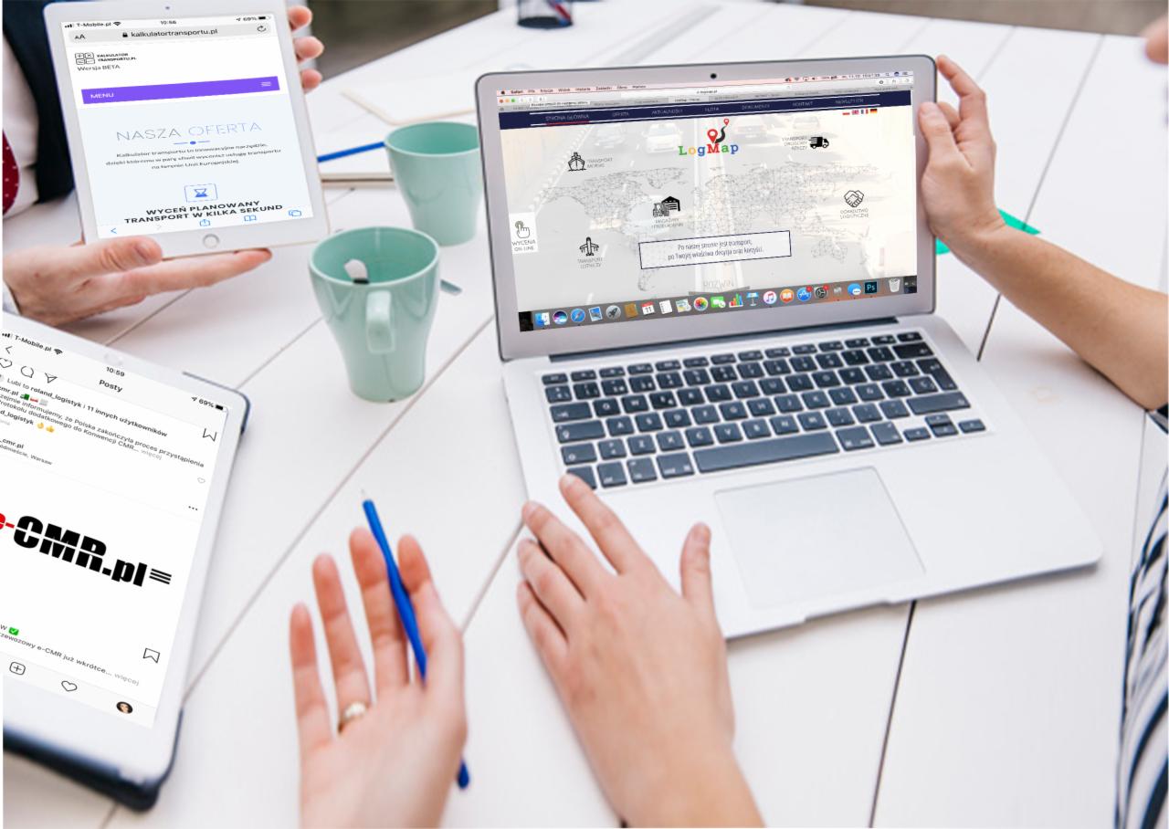 Osoby korzystające z urządzeń (laptop, tablet, smartfon) z otwartymi stronami internetowymi kalkulatorów transportowych i platform logistycznych na białym stole, w tle dwie zielone filiżanki.
