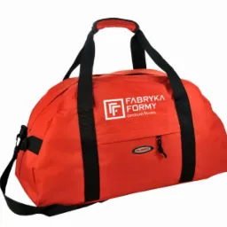 Czerwona torba sportowa z czarnymi paskami i białym logo 'Fabryka Formy' na białym tle.
