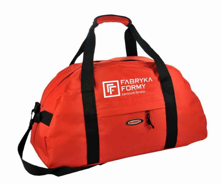Czerwona torba sportowa z czarnymi paskami i białym logo 'Fabryka Formy' na białym tle.