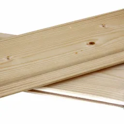 Dwie deski elewacyjne z jasnego drewna, jedna z frezem, ułożone warstwowo na białym tle.