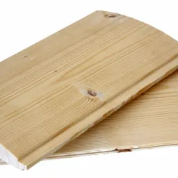 Dwie deski elewacyjne z jasnego drewna, jedna z zaokrąglonym profilem, ukazujące strukturę drewna i połączenie na pi&oacute;ro i wpust.