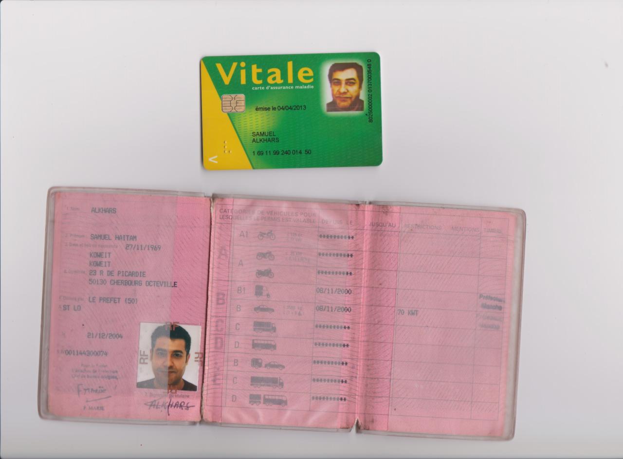 Francuski dowód osobisty i karta ubezpieczenia zdrowotnego Vitale leżące obok siebie. Widoczne dane personalne i zdjęcie.