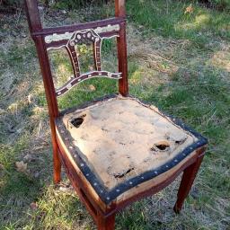 Krzesło przed tapicerowaniem.