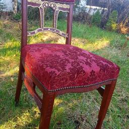 Krzesła po tapicerowaniu.