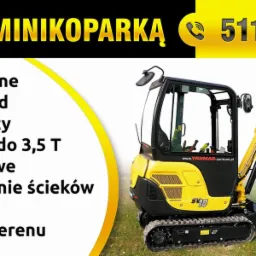 Żółta minikoparka Yanmar SV18 na trawie, z widocznym numerem telefonu i listą usług: prace ziemne, wykopy, wywrotka, oczyszczalnie, równanie terenu.
