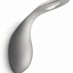 Nowoczesna, srebrna lampa ścienna LED o organicznym kształcie, z delikatną teksturą i subtelnym oświetleniem.