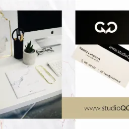 Minimalistyczne biurko z komputerem, notatnikiem z marmurowym wzorem, przyborami i wizytówkami architekt wnętrz Natalia Lenarczyk, Studio QQ.