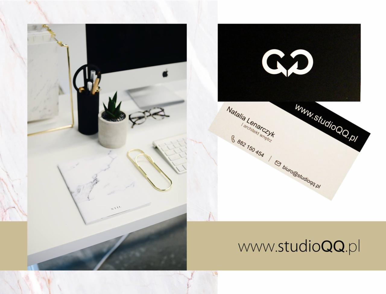 Minimalistyczne biurko z komputerem, notatnikiem z marmurowym wzorem, przyborami i wizytówkami architekt wnętrz Natalia Lenarczyk, Studio QQ.