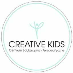 Logo Creative Kids: stylizowana postać dziecka z podniesionymi rękami w okręgu, centrum edukacyjno-terapeutyczne.