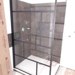 Biały montaż kabiny prysznica 