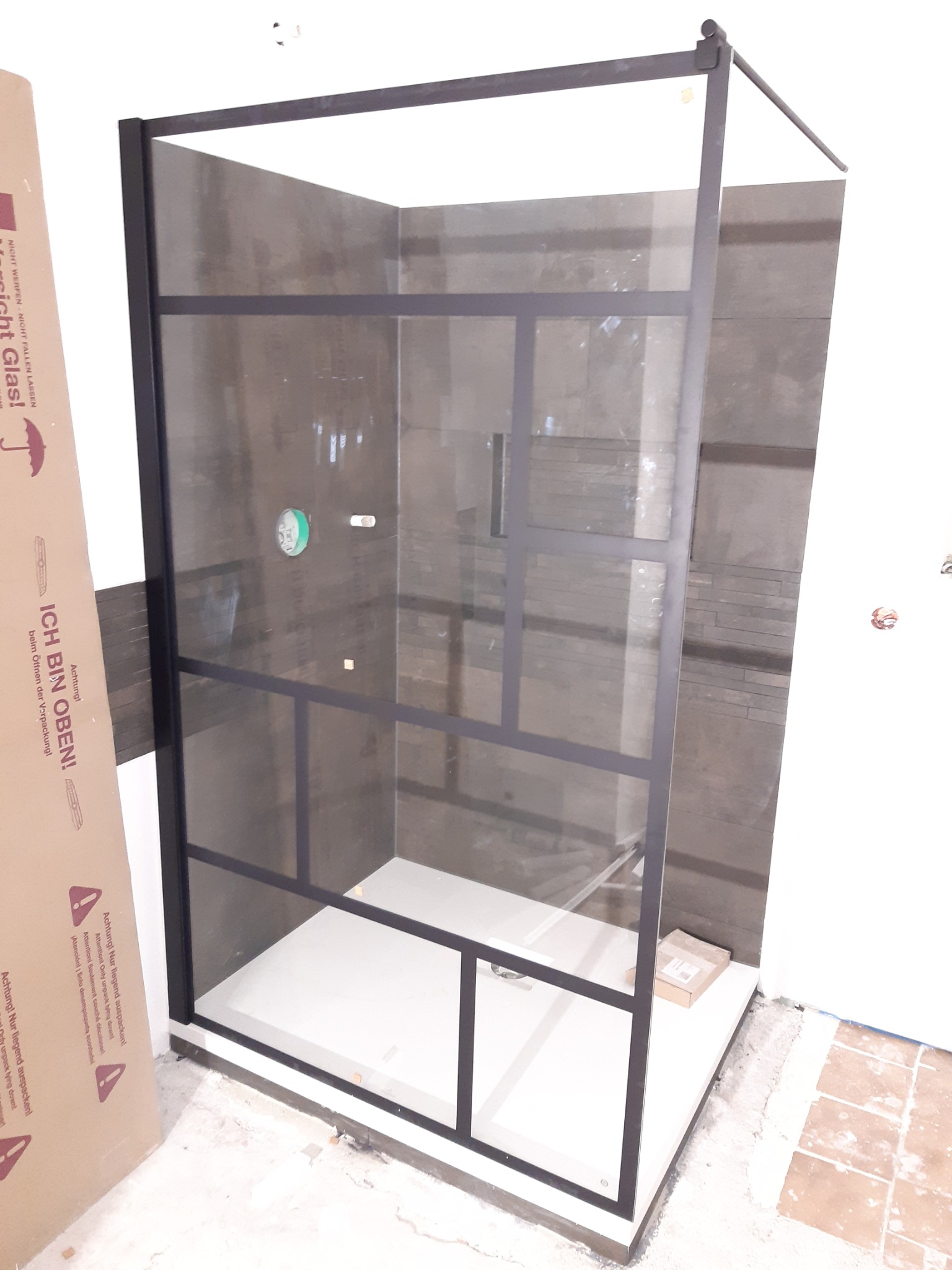 Biały montaż kabiny prysznica