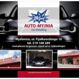 Plakat reklamowy auto-myjni Błysk z adresem w Myślenicach, prezentujący logo, adres, telefon kontaktowy, informację o promocjach na Facebooku oraz zdjęcia obiektu i samochodu wewnątrz.