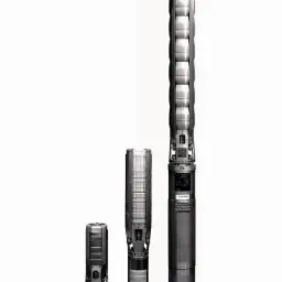 Trzy pompy głębinowe o różnej długości, wykonane ze stali nierdzewnej, stojące na białym tle, prezentujące przekrój i budowę.