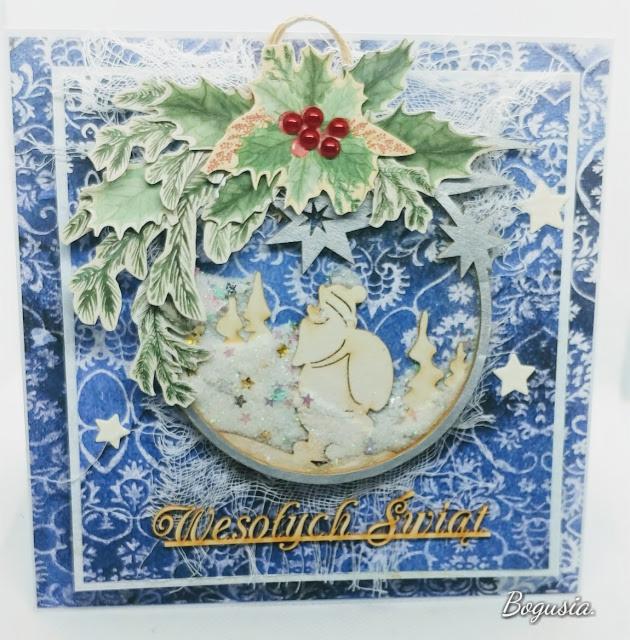 Ręcznie robiona kartka świąteczna z motywem bombki, ostrokrzewu i napisem 'Wesołych Świąt' na tle wzorzystego papieru.