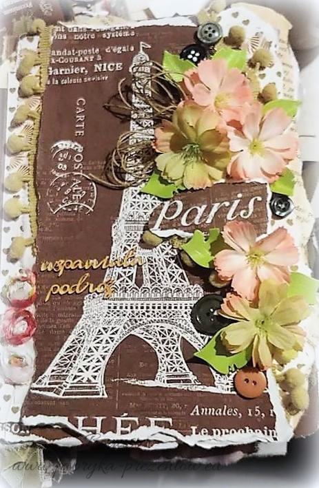 Ręcznie zdobiony notatnik w stylu vintage z motywem wieży Eiffla, kwiatami, guzikami i napisem 'Paris', idealny na pamiątkę z podróży.