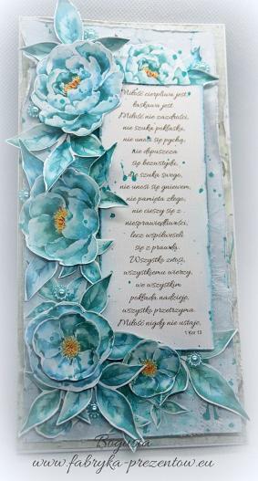 Ręcznie robiona kartka okolicznościowa z akwarelowymi kwiatami w odcieniach błękitu i tekstem o miłości, ozdobiona drobnymi koralikami, z adresem strony internetowej w dolnej części.