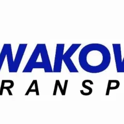 Logo firmy transportowej Nowakowski, z stylizowanym czerwonym jabłkiem z zielonym listkiem i napisem Nowakowski Transport w kolorze granatowym i czarnym na białym tle.