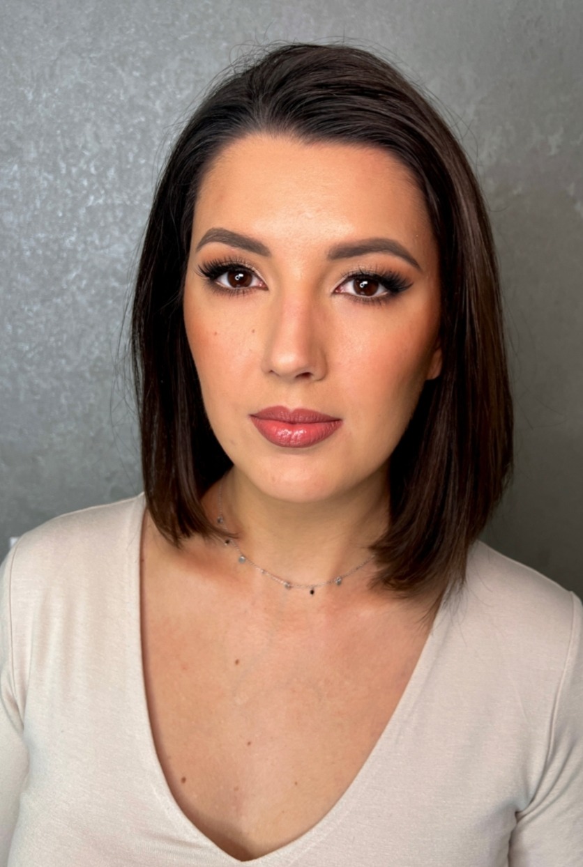 Portret kobiety z profesjonalnym makijażem w Głogówku. Uwagę przyciągają precyzyjnie podkreślone oczy i delikatny makijaż ust, idealny na specjalne okazje.