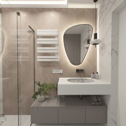 Studio Dobre Miejsce Sylwia Malewicz - Nowoczesna łazienka z kabiną prysznicową, umywalką na szafce, podświetlanym lustrem o nieregularnym kształcie i grzejnikiem drabinkowym na ścianie w odcieniach beżu i bieli.