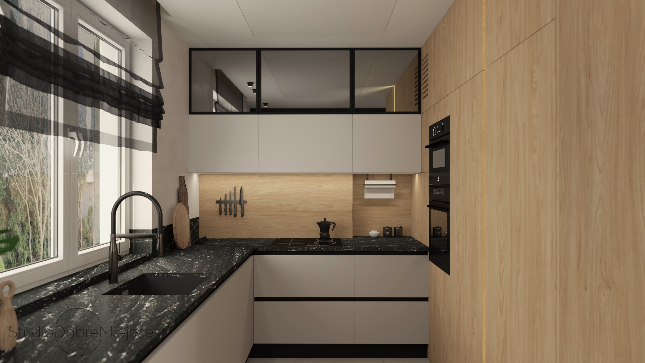 Nowoczesna kuchnia z czarnym blatem, drewnianymi szafkami i oknem z roletami. Widoczny detal: czajnik na płycie indukcyjnej, noże na relingu.