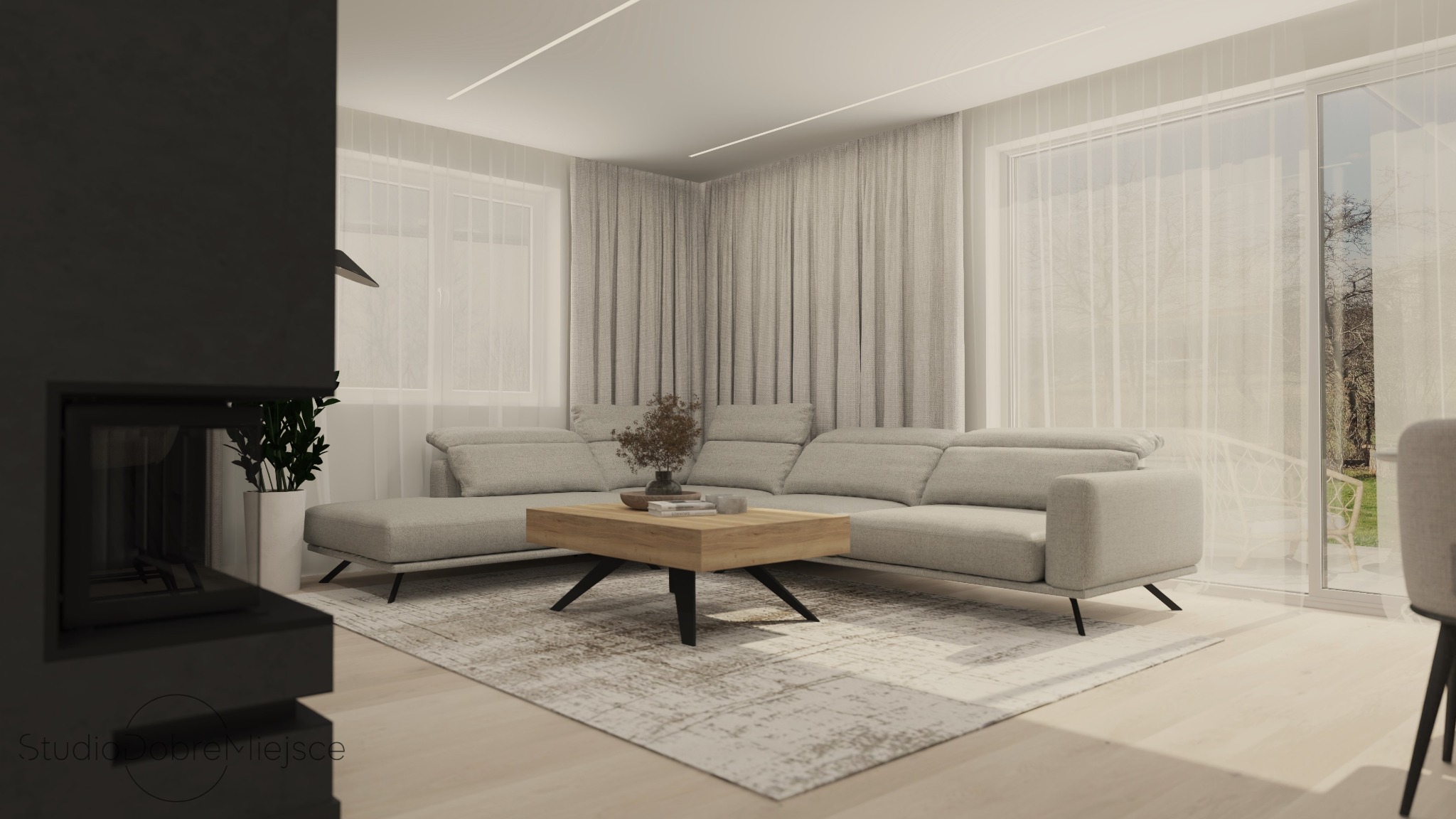 Jasne wnętrze salonu z narożnikiem, drewnianym stolikiem i kominkiem. Stonowana kolorystyka, minimalistyczny design, duże okno z widokiem na zieleń.