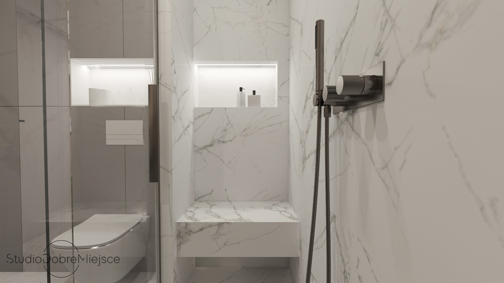 Elegancka łazienka z marmurowymi płytkami, wnęką z oświetleniem LED i minimalistyczną armaturą w kolorze grafitowym. Widoczny fragment toalety za szklaną ścianką.