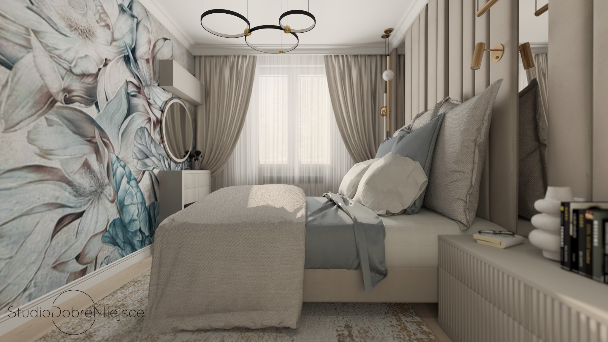 Elegancka sypialnia z kwiatową tapetą i beżowymi zasłonami. Nowoczesne oświetlenie i pikowane wezgłowie łóżka tworzą przytulną atmosferę.