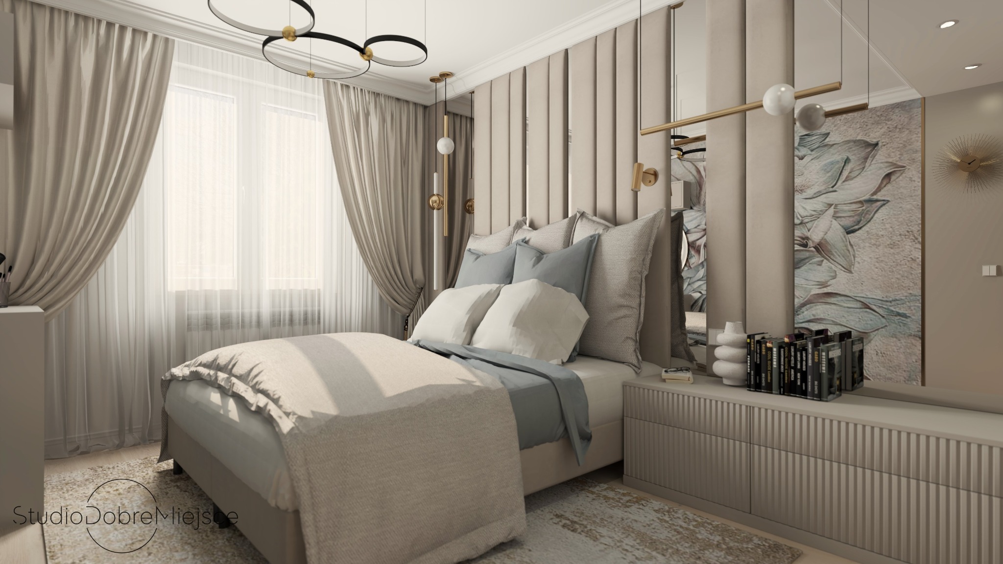 Beżowa sypialnia z tapicerowanym wezgłowiem, zasłonami i lampami wiszącymi. Na szafce nocnej książki i wazony. Lustra w tle dodają przestrzeni.