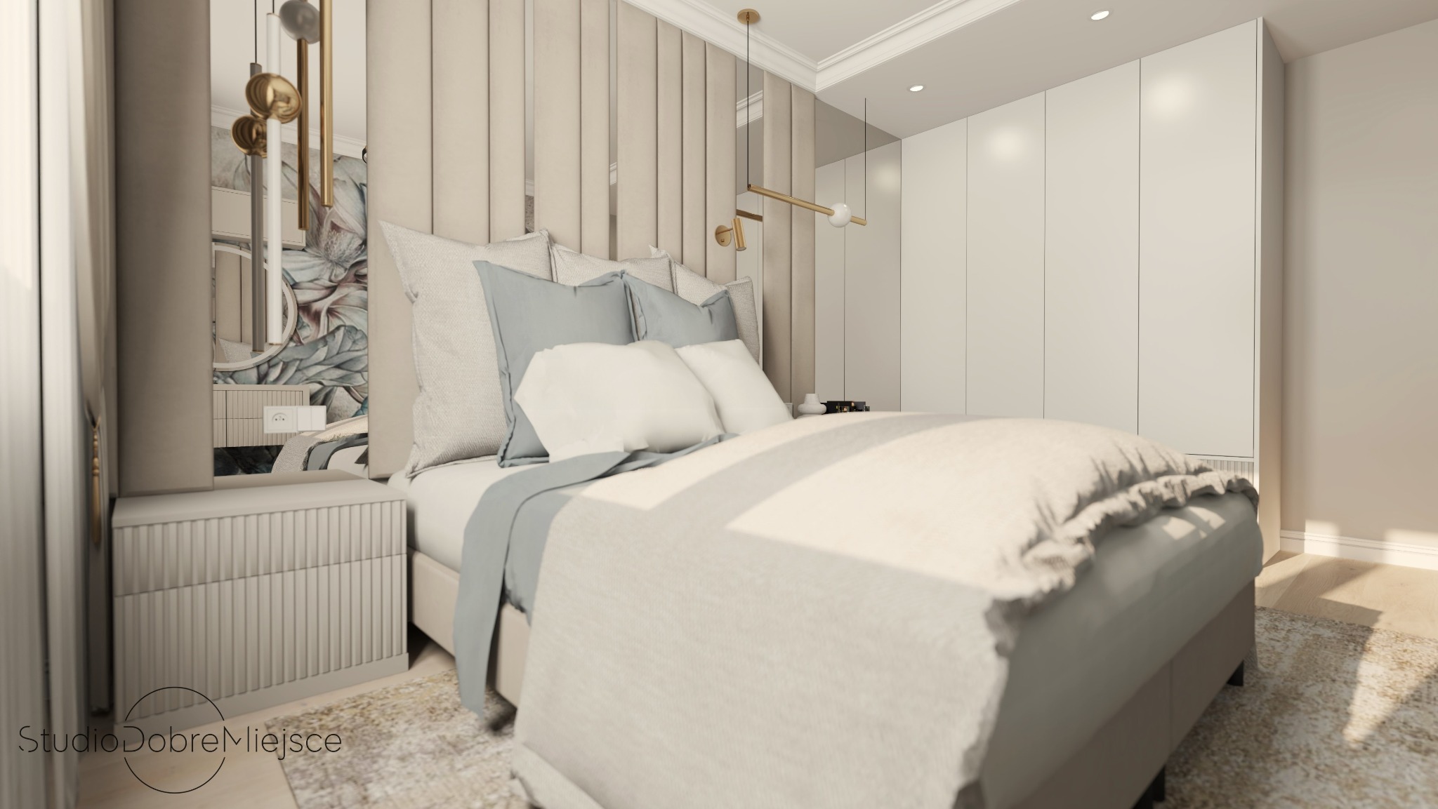 Jasna sypialnia z łóżkiem, beżowym zagłówkiem i szafkami nocnymi. W tle biała szafa i lustro z kwiatowym motywem. Subtelne oświetlenie podkreśla elegancję wnętrza.