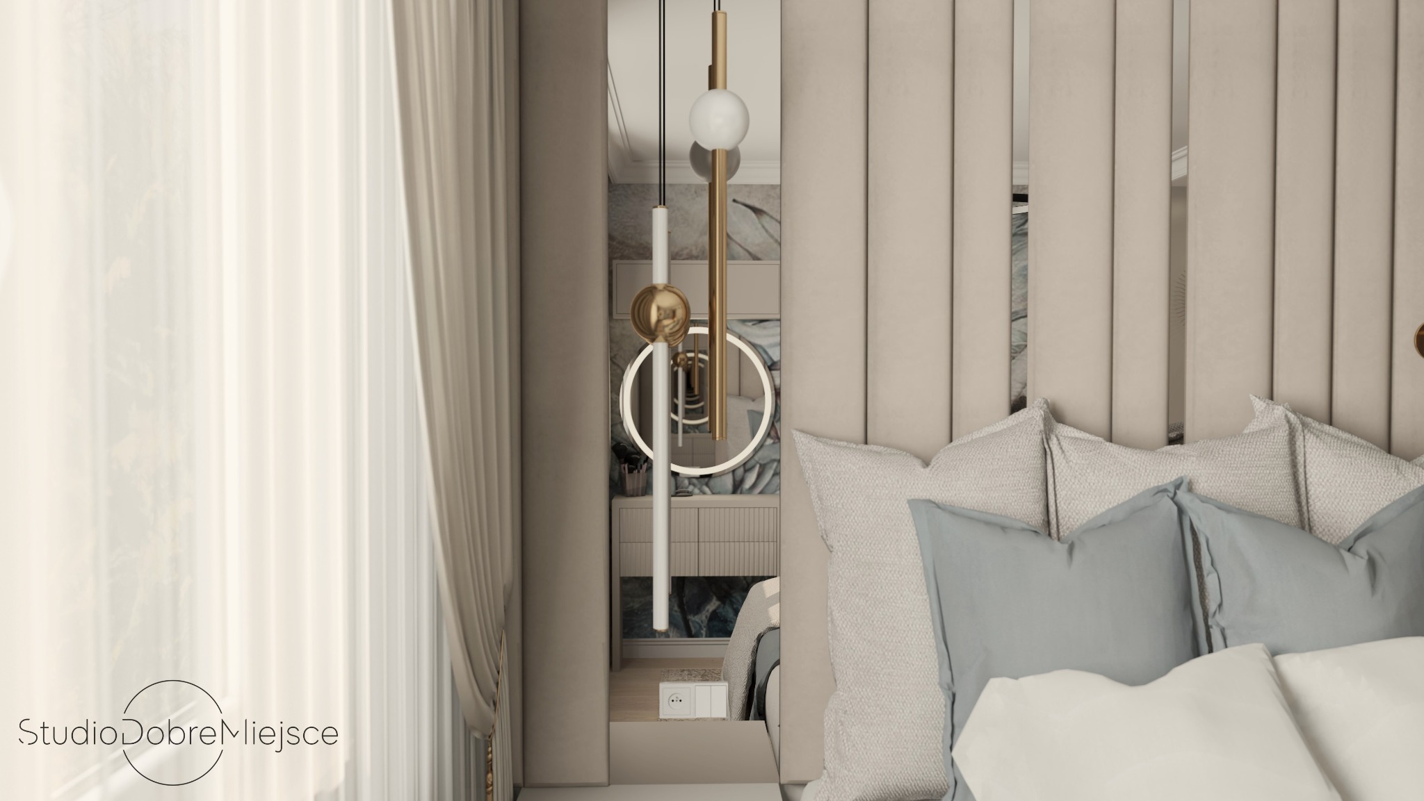 Elegancka sypialnia z beżowym tapicerowanym panelem za łóżkiem. W tle lustro odbijające toaletkę z oświetleniem. Delikatne zasłony po lewej stronie kadru.