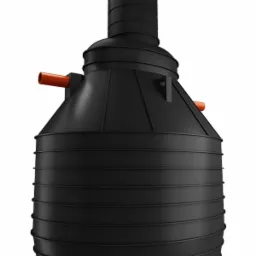 Czarny, plastikowy zbiornik na szambo z dwoma pomarańczowymi rurami wystającymi z boku, widok z przodu na białym tle.