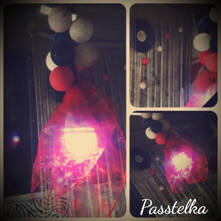 Niestandardowa lampa wisząca z kolorowymi kulami, siatką i lampką LED, ujęta w kolaż z efektem vintage.