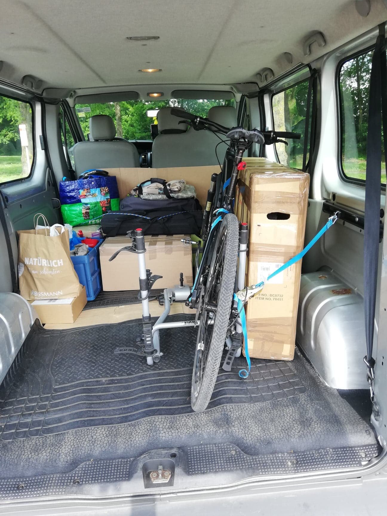 Przewóz paczek, rowerów, rzeczy o średnich gabarytach. Posiadamy też platformę na hak do przewozu rowerów.