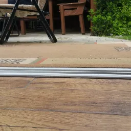 Zdjęcie ukazuje różnice w dwóch systemach okien przesuwnych