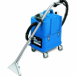Profesjonalny, niebieski odkurzacz piorący z metalową dyszą na białym tle, przeznaczony do prania dywanów i tapicerki.