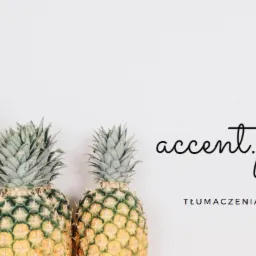 Trzy ananasy ustawione obok siebie na białym tle, z napisem 'accent.pl TŁUMACZENIA' po prawej stronie.