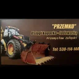 Wizytówka firmy oferującej usługi koparko-ładowarką, z ilustracją maszyny i danymi kontaktowymi.