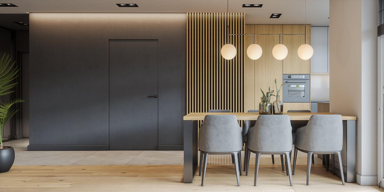 Minimalistyczna jadalnia z ukrytymi drzwiami, drewnianą ścianką działową, wiszącymi kulistymi lampami i parkietem w ciepłym odcieniu, widok na fragment kuchni z zabudową meblową.