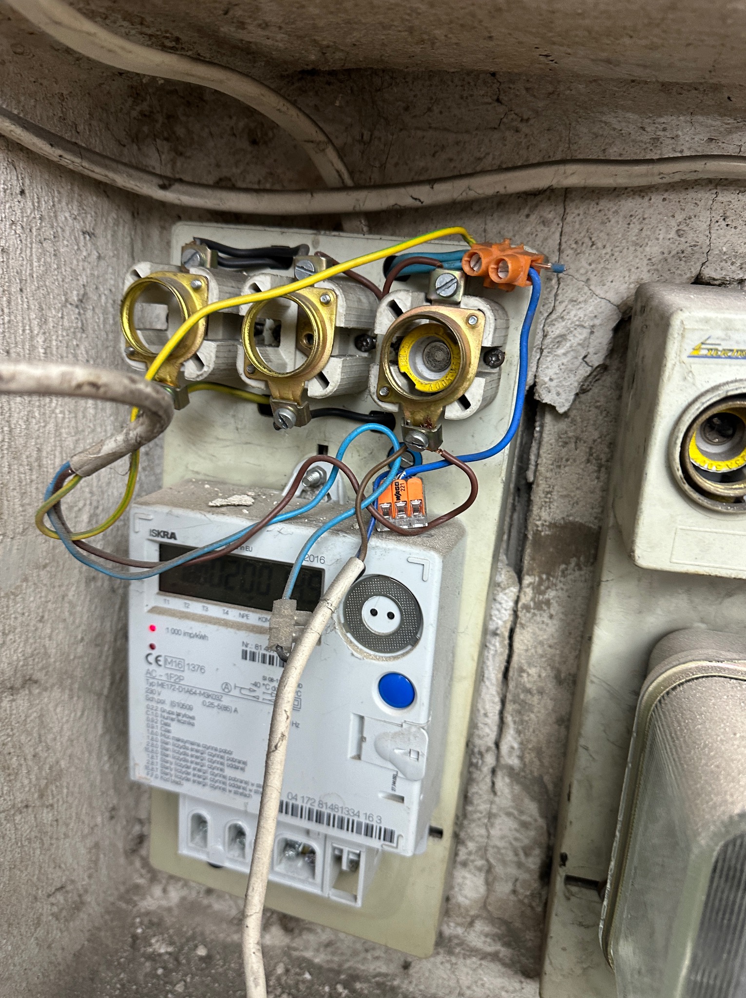 Stara szafka licznikowa