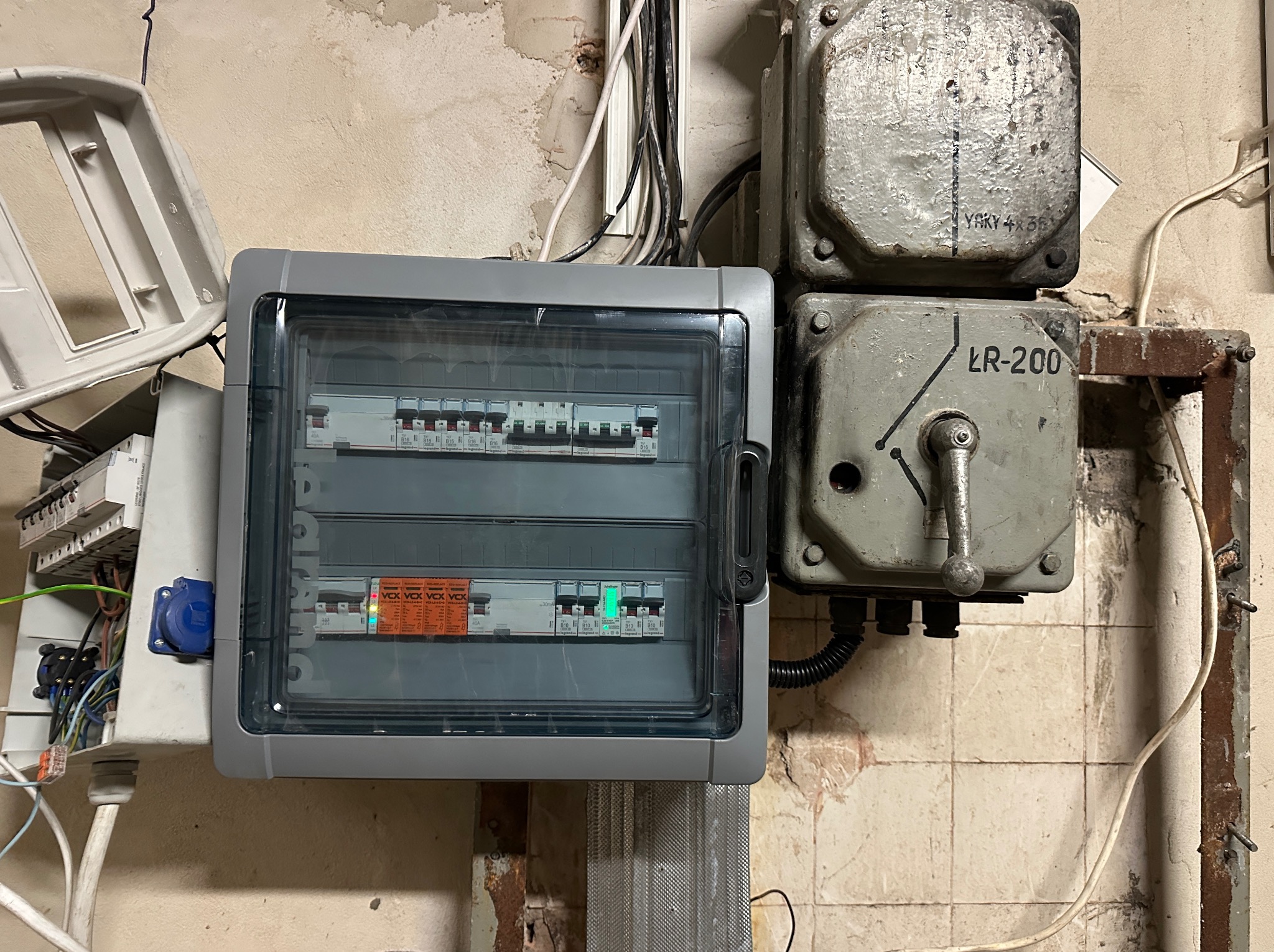 Nowa rozdzielnica po wymianie ze starej żeliwnej .